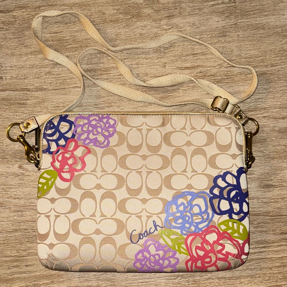 Coach Daisy IPad/Tablet Crossbody Sleeve Bag ✨